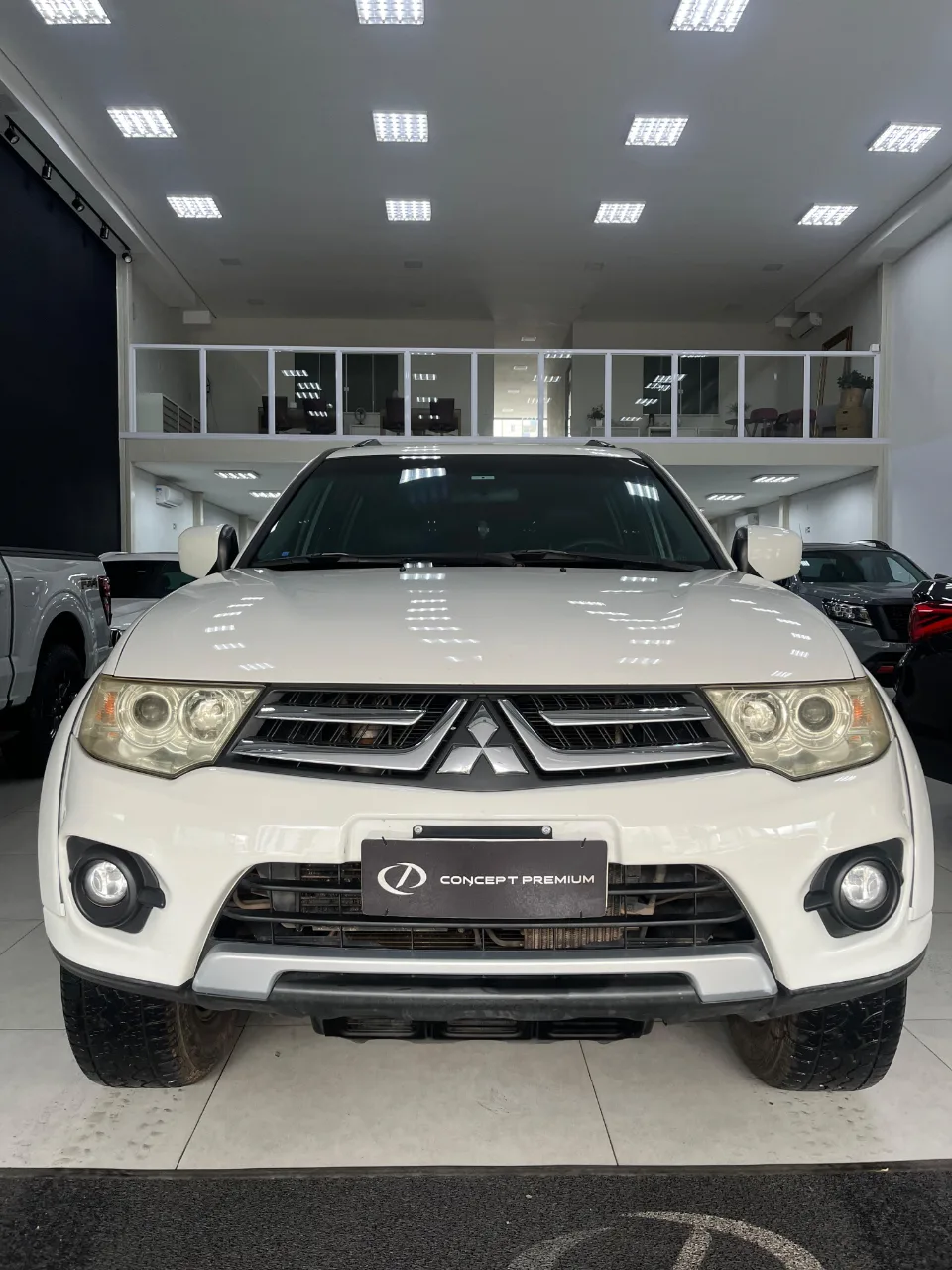 Mitsubishi Pajero 2017 branco à venda na Concept Premium em Goiânia